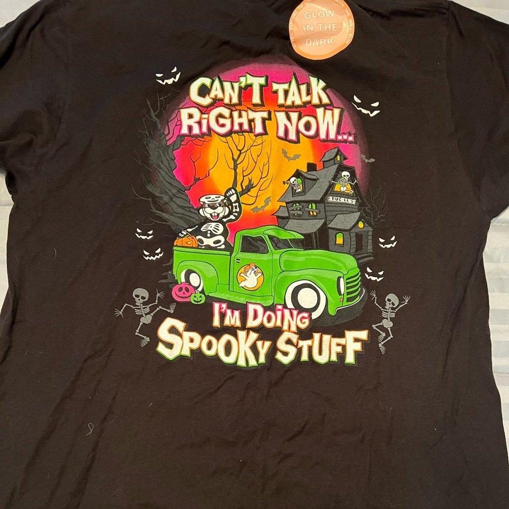 Size large Bucees Halloween shirt. Glows in the dark.
